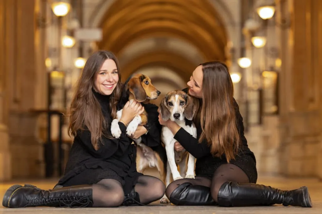 Zwei Frauen mit ihren Hunden beim Fotoshooting